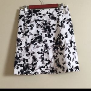 H&M size 8 black, gray and white skirt